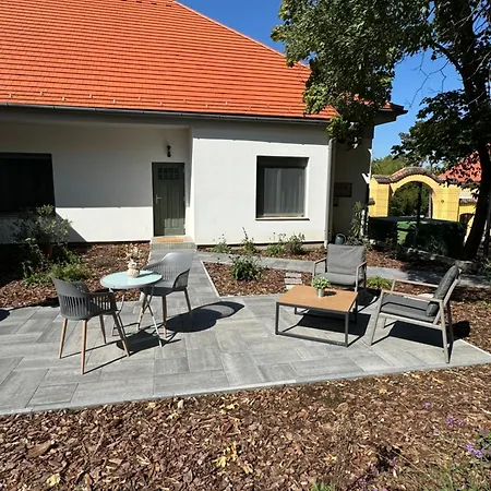 Kastelykert Vendeghaz Hotel apartamentowy Tata