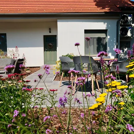 Kastelykert Vendeghaz Apart Otel Tata